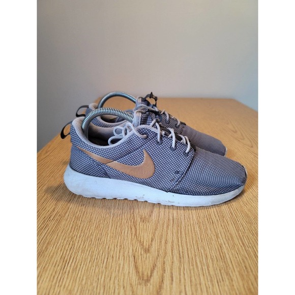 Womens Nike grey gold Roshe One running shoe sz. 7.5 - Picture 1 of 8
